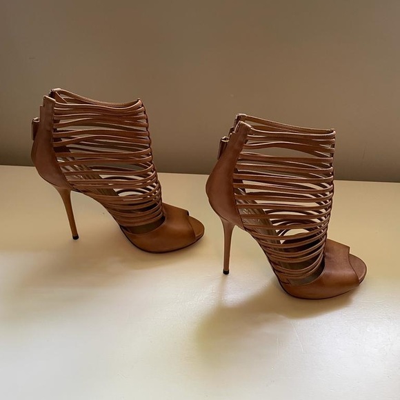 Gucci heels. - Picture 2 of 5